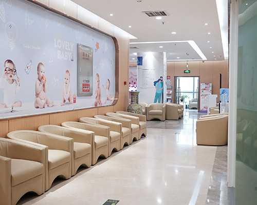 孕妇在家破水是被抱下楼还是自己下楼比较好？